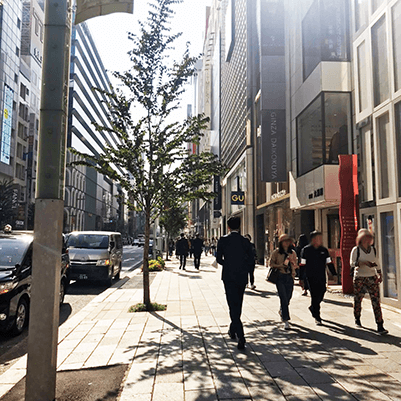 A2出口をを出て、そのまままっすぐお進みください。銀座四丁目の交差点とは逆の方向となります。