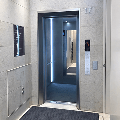 そのまま奥のエレベーターから9Fにお上りください。