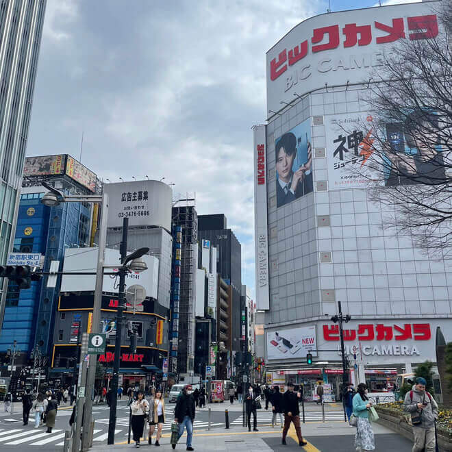 ②東口を出てそのまま右側のビックカメラの方へお進みください。