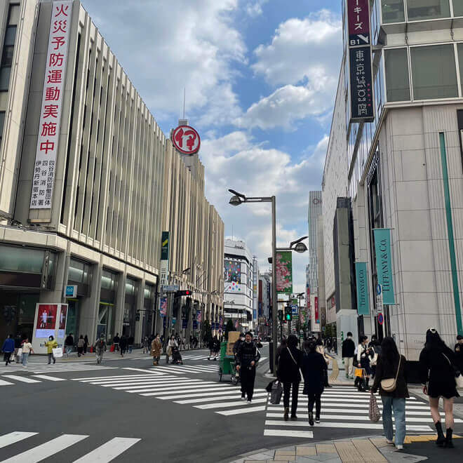 ③信号を渡りそのまままっすぐお進みください。（左側に伊勢丹が見えます。）