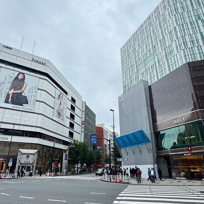 ④そのまままっすぐお進みいただくとBURBERRYが見えます。この信号を渡って数十秒歩くと、右側にAD BUILDING がございます。奥のエレベーターから7Fにお上がりください。