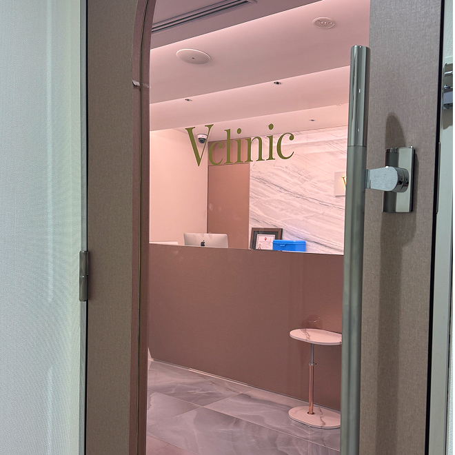 ④奥のエレベーターから7Fにお上がりいただき、エレベーターを降りたら左にお進みください。